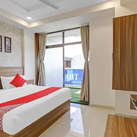 Oyo Flagship 86605 Hotel The Meriton Ahmedabad Ngoại thất bức ảnh